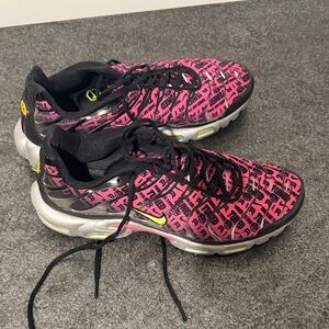 Nike MENS Pink and Black Graphic Sneakers